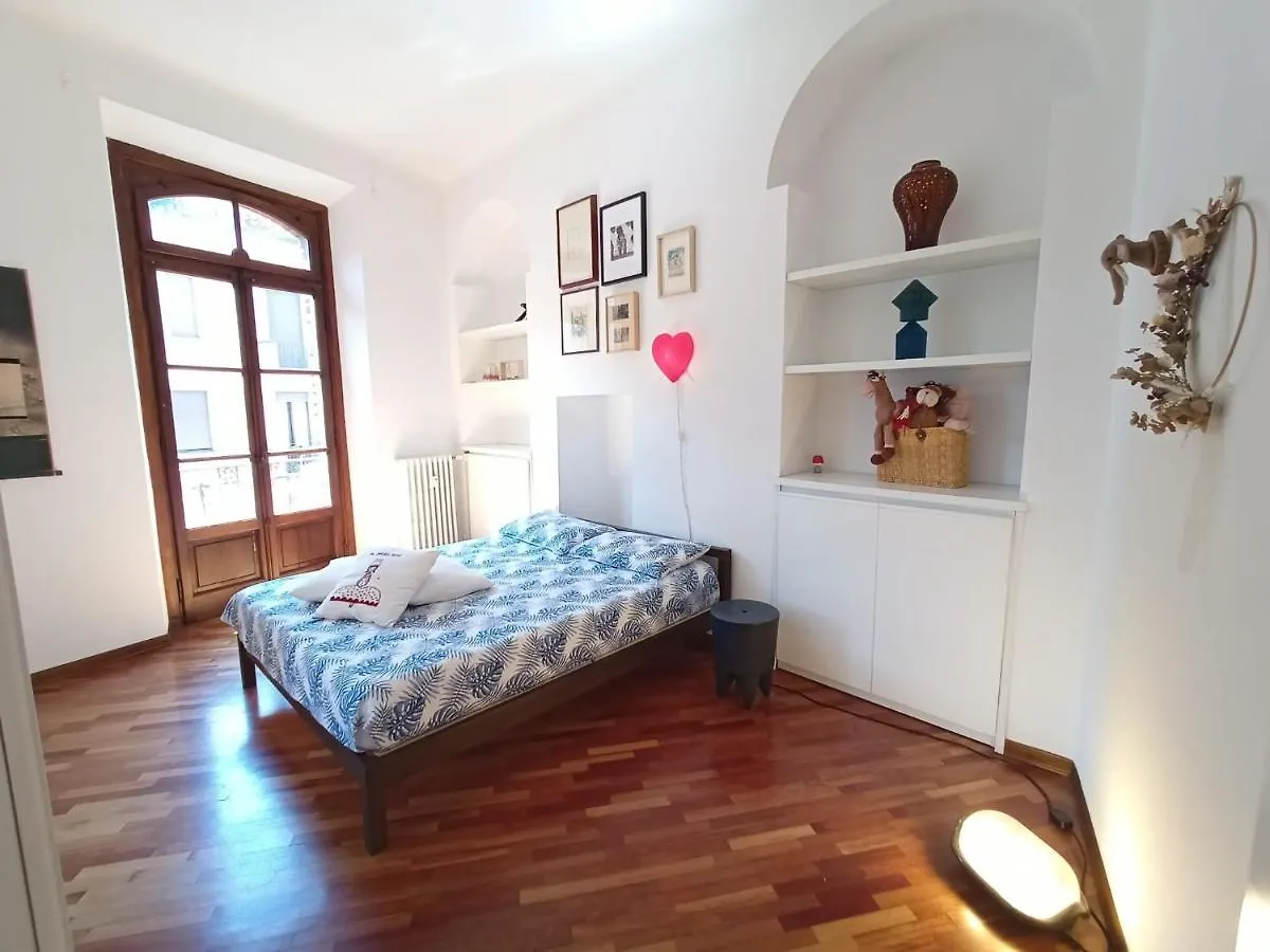 Charming Design Apartment Into Navigli District Milano
