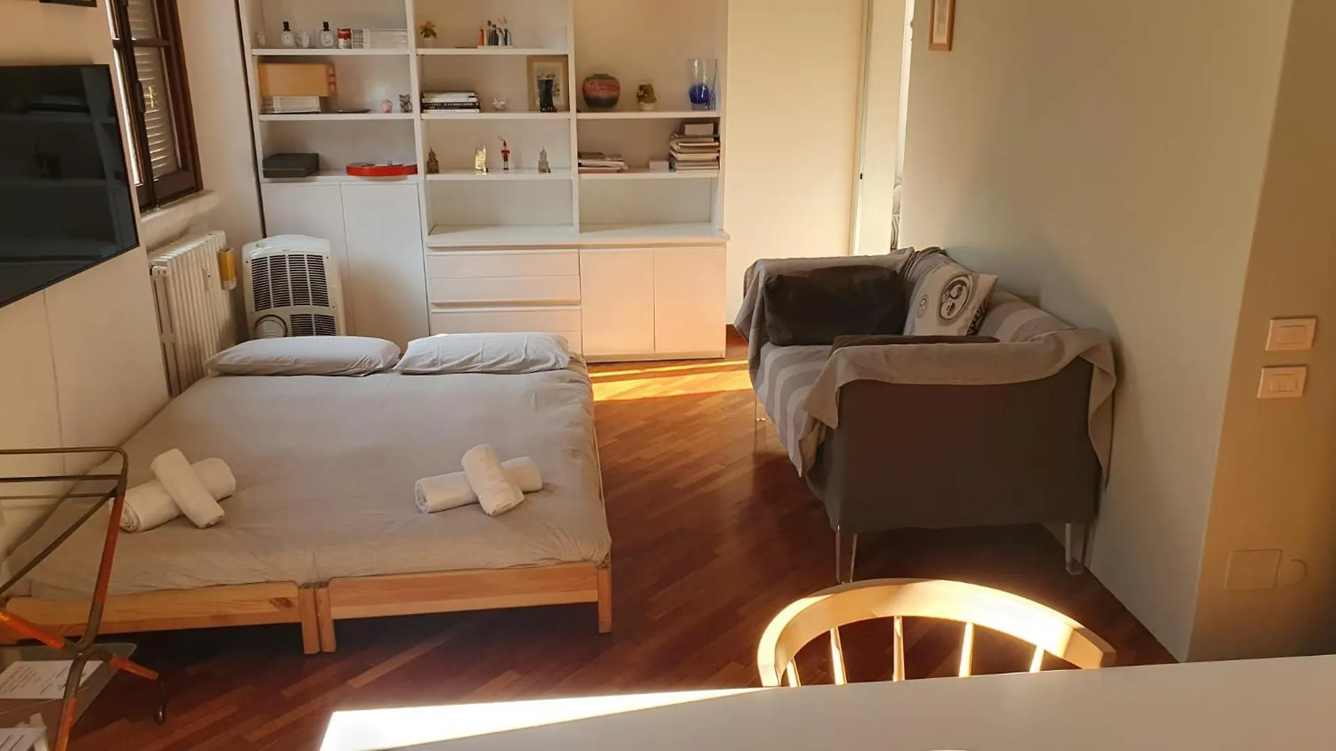Charming Design Apartment Into Navigli District Milano